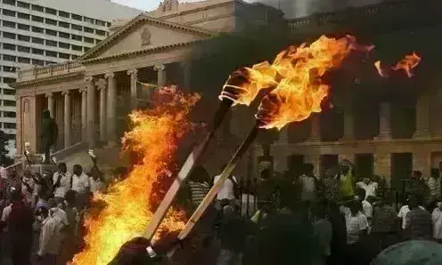 श्रीलंका में भड़की हिंसा, सांसदों के घर जलाए, सेना ने संभाली कमान, कर्फ्यू का ऐलान