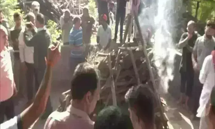 कश्मीरी पंडित राहुल भट्ट का जम्मू में अंतिम संस्कार, आतंकियों ने की थी गोली मारकर हत्या