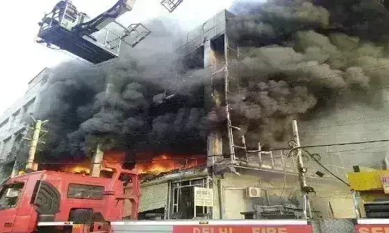दिल्ली की बिल्डिंग में लगी आग, 27 लोगों की मौत, 12 झुलसे