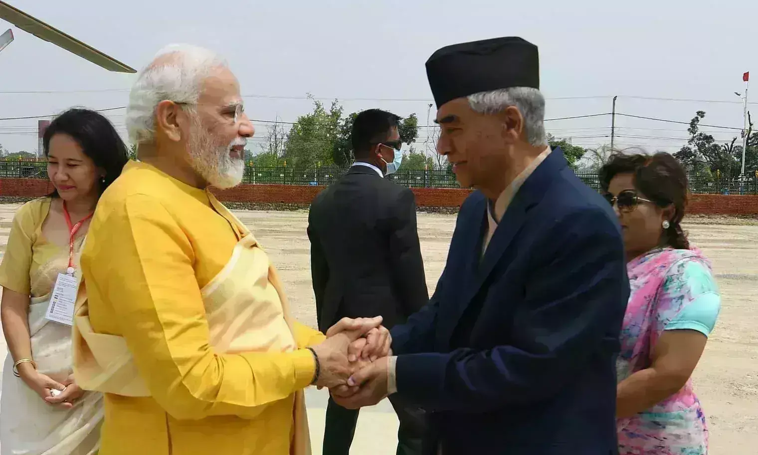 प्रधानमंत्री पहुंचे लुंबिनी, नेपाल के प्रधानमंत्री ने किया स्वागत