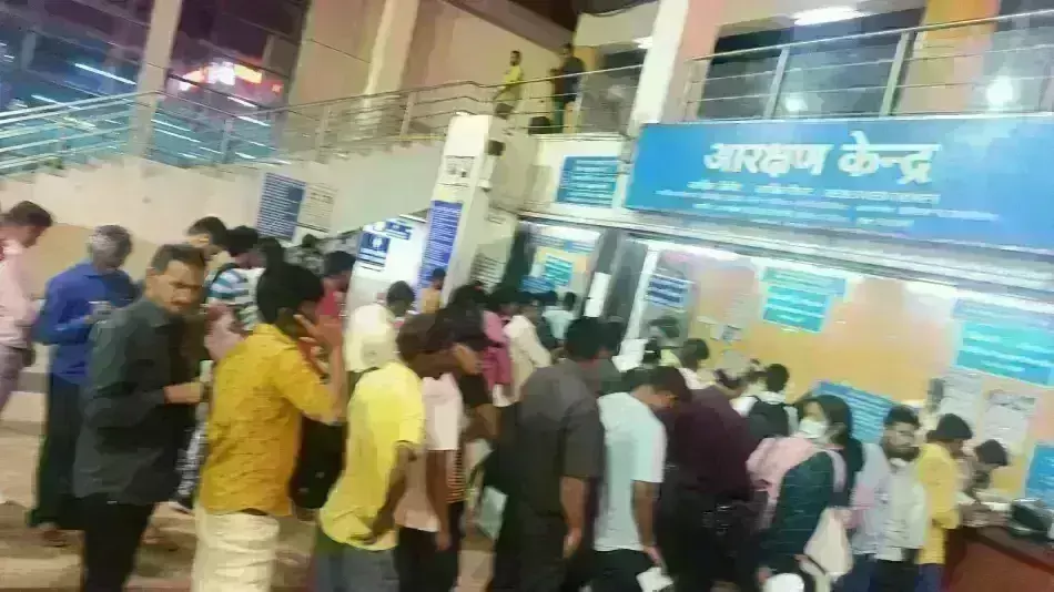 रेल यात्रा : दलालों से टिकट कराने से पहले सोच लें, कहीं जेल की हवा न खाना पड़े