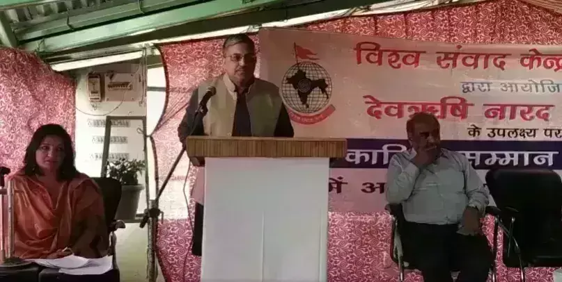 समाज को सही दिशा देने में महत्वपूर्ण भूमिका निभाता है मीडिया : नरेन्द्र कुमार