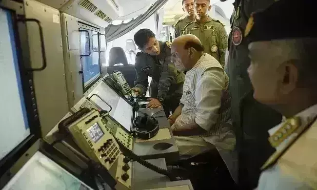 रक्षामंत्री राजनाथ सिंह ने भरी नौसेना के पी-8आई विमान में भरी उड़ान रक्षामंत्री राजनाथ सिंह ने भरी नौसेना के पी-8आई विमान में भरी उड़ान