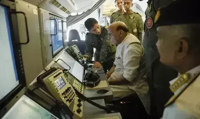 रक्षामंत्री राजनाथ सिंह ने भरी नौसेना के पी-8आई विमान में भरी उड़ान
