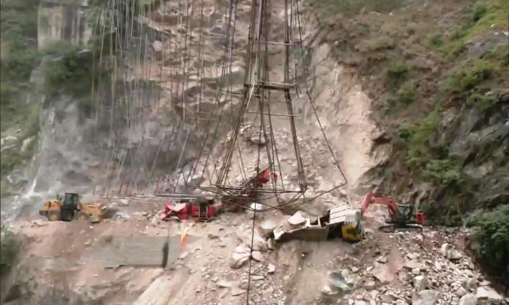 जम्मू में हादसा, निर्माणाधीन टनल का हिस्सा धंसा, 10 मजदूर फंसे, 3 की हालत गंभीर