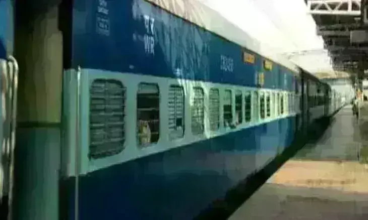 दो जोड़ी पैसेंजर रेलगाड़ियों में सामान्य श्रेणी का एक कोच स्थायी रूप से बढ़ाया