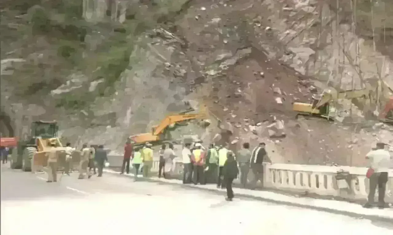 रामबन में टनल के मलबे में दबे श्रमिकों को तलाश जारी