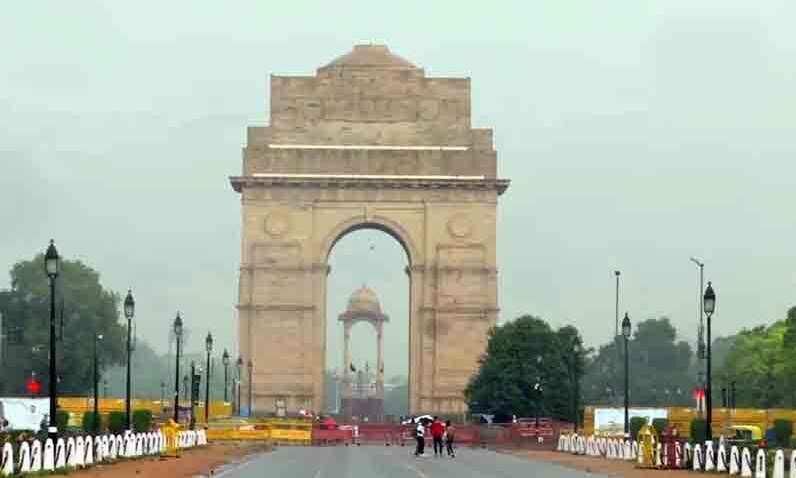 दिल्ली-एनसीआर में लोगों को गर्मी से राहत, तेज बारिश से फ्लाइट्स प्रभावित