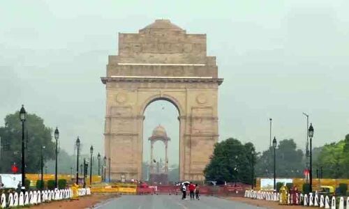 दिल्ली-एनसीआर में लोगों को गर्मी से राहत, तेज बारिश से फ्लाइट्स प्रभावित