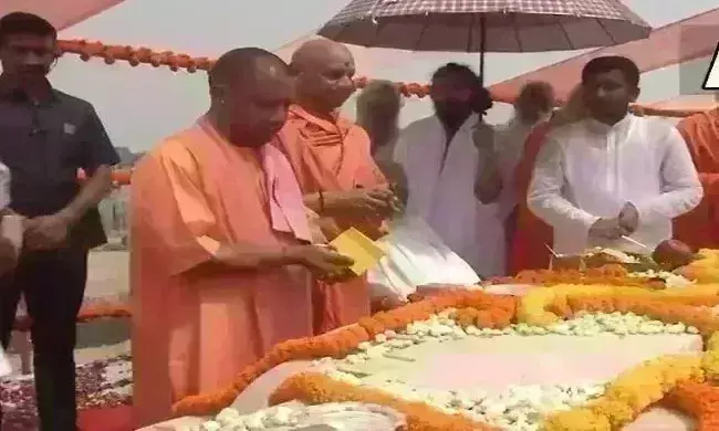 योगी आदित्यनाथ ने रखा राम मंदिर गर्भगृह का पहला पत्थर, कहा-  भारत की एकात्मता का प्रतीक होगा