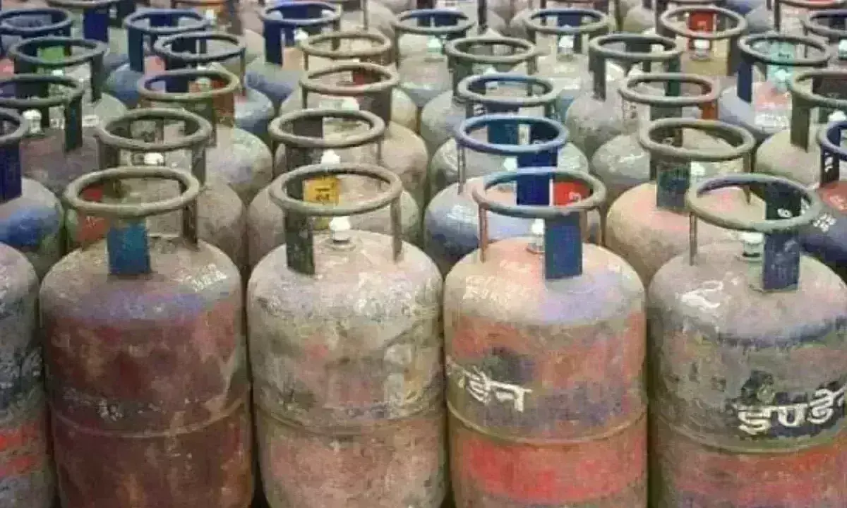 महंगाई से राहत : LPG सिलेंडर की कीमत हुई कम, अब बचेंगे इतने... रूपए