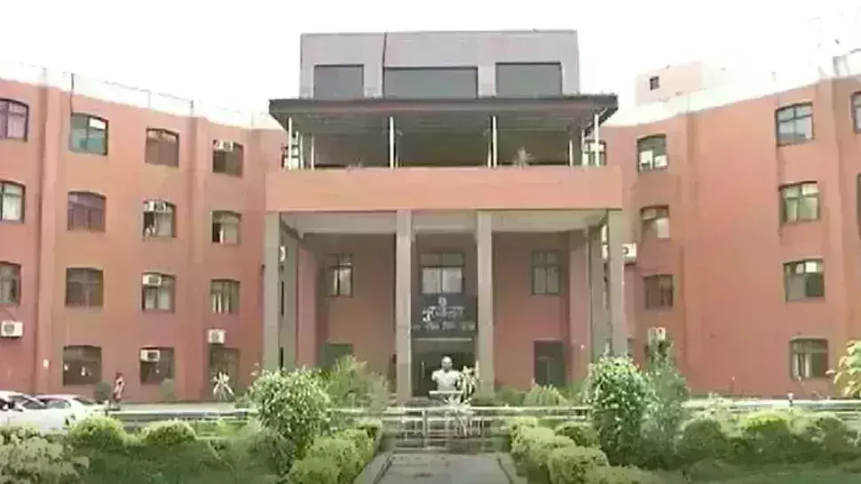 आचार संहिता लगते ही पोस्टर-बैनर हटाने में जुटा नगर निगम अमला