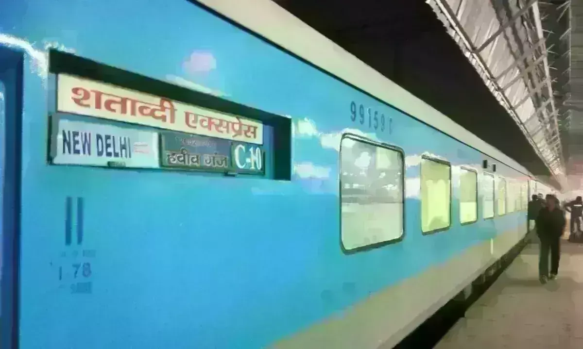 शताब्दी और गतिमान की बेस किचन में मिला सब चकाचक