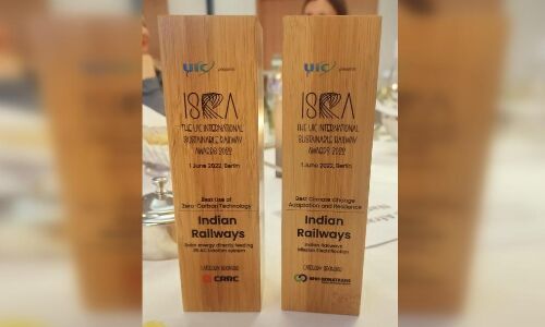 सोलर एनर्जी डाइरेक्टली फीडिंग 25 केवी एसी ट्रैक्शन सिस्टम