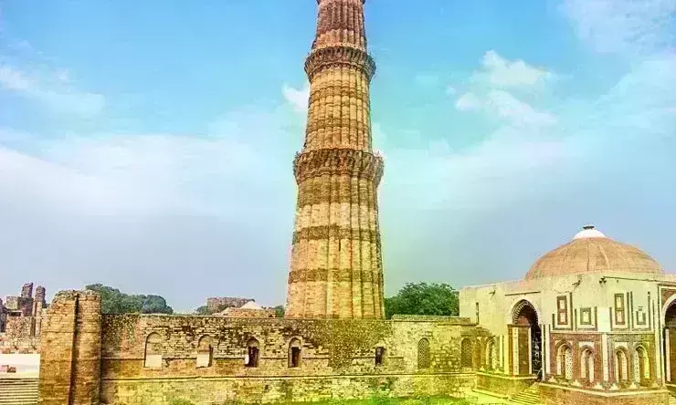 कुतुब मीनार विवाद पहुंचा हाईकोर्ट, वक्फ बोर्ड ने मस्जिद में नमाज पर रोक को किया चेलेंज