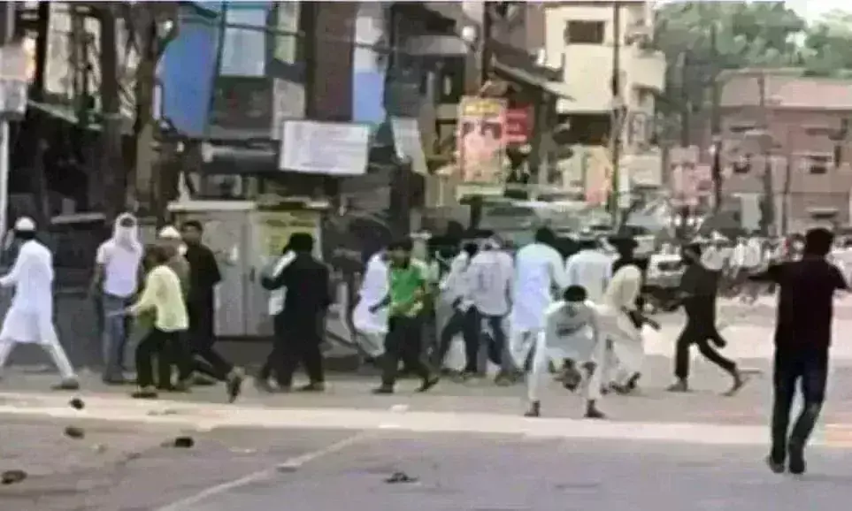 कानपुर में मस्जिद से ऐलान के बाद सड़कों पर पथराव, पुलिस ने किया लाठीचार्ज, कई घायल कानपुर में मस्जिद से ऐलान के बाद सड़कों पर पथराव, पुलिस ने किया लाठीचार्ज, कई घायल