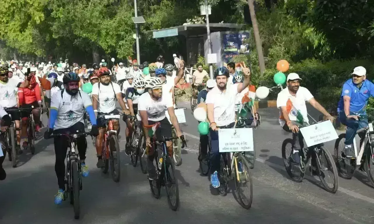 मनसुख मंडाविया अनुराग ठाकुर, समेत कई मंत्रियों ने चलाई साइकिल, लोगों को दिया संदेश