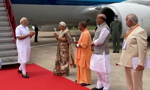 प्रधानमंत्री नरेंद्र मोदी पहुंचे लखनऊ, राज्यपाल-मुख्यमंत्री ने किया स्वागत