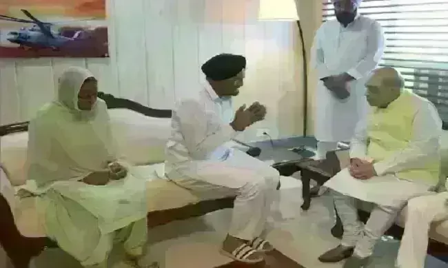 अमित शाह से मिले सिद्धू मूसेवाला के माता-पिता, केंद्रीय एजेंसी से जांच की रखी मांग अमित शाह से मिले सिद्धू मूसेवाला के माता-पिता, केंद्रीय एजेंसी से जांच की रखी मांग