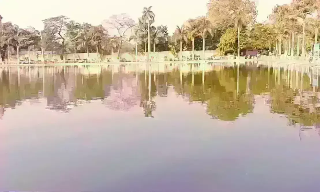 कटोरा ताल में पानी साफ करने के लिए डाला क्लोरीन, दुर्गंध से लोगों ने बनाई दूरी