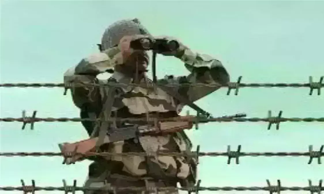 पाकिस्तानी शख्स ने दीवानगी में की सरहद पार, BSF ने कर लिया गिरफ्तार पाकिस्तानी शख्स ने दीवानगी में की सरहद पार, BSF ने कर लिया गिरफ्तार