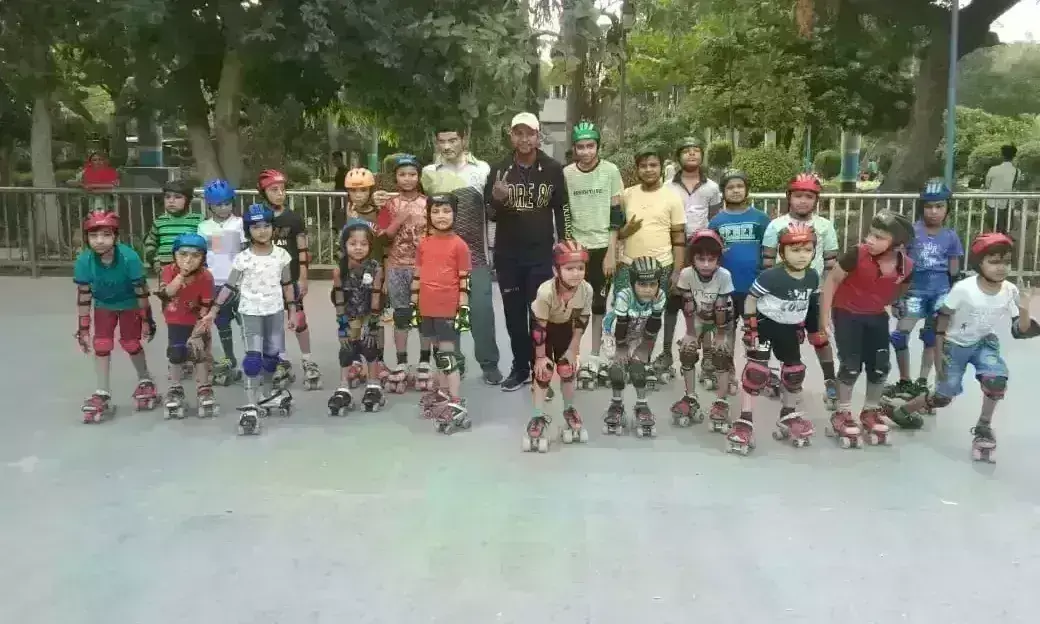 समर कैंप में पूरे जोश और उत्साह के साथ बच्चे सीख रहे स्केटिंग