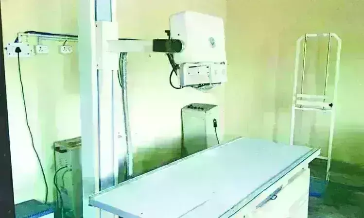 अपनी जान जोखिम में डाल तकनीशियन कर रहे एक्सरे, रेडिएशन से बचाव के नहीं है उपाय अपनी जान जोखिम में डाल तकनीशियन कर रहे एक्सरे, रेडिएशन से बचाव के नहीं है उपाय