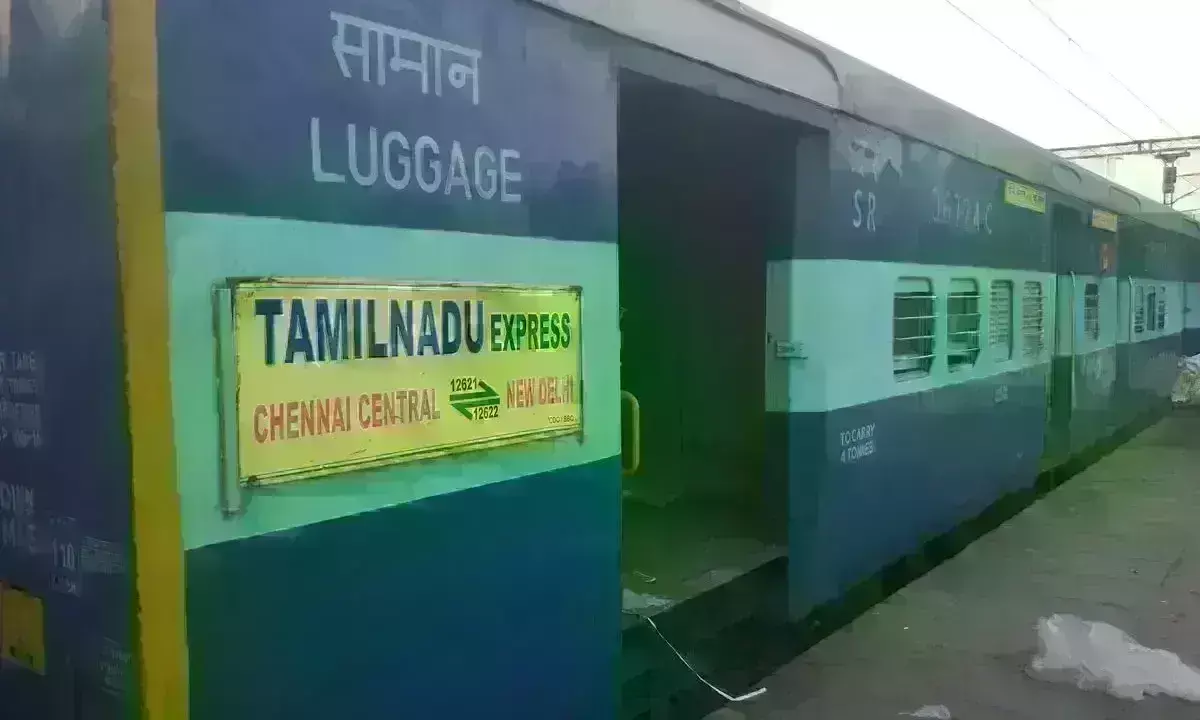 चोरों ने तमिलनाडु एक्सप्रेस के एसएलआर कोच से गिराए पार्सल के कार्टून, पुलिस ने पकड़ा