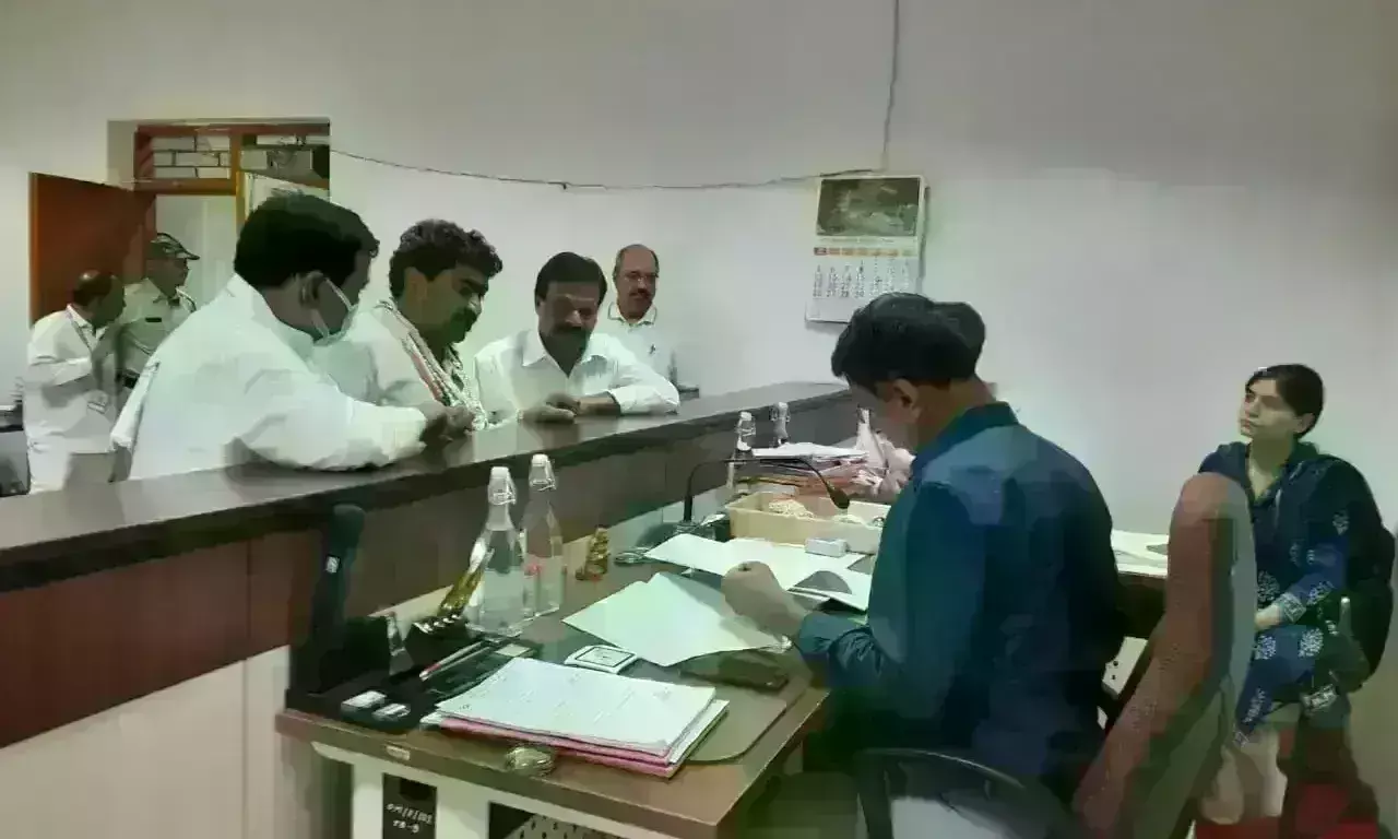 इंदौर में कांग्रेस के मेयर कैंडिडेट संजय शुक्ला ने भरा नामांकन, रोड शो कर दिखाई ताकत इंदौर में कांग्रेस के मेयर कैंडिडेट संजय शुक्ला ने भरा नामांकन, रोड शो कर दिखाई ताकत