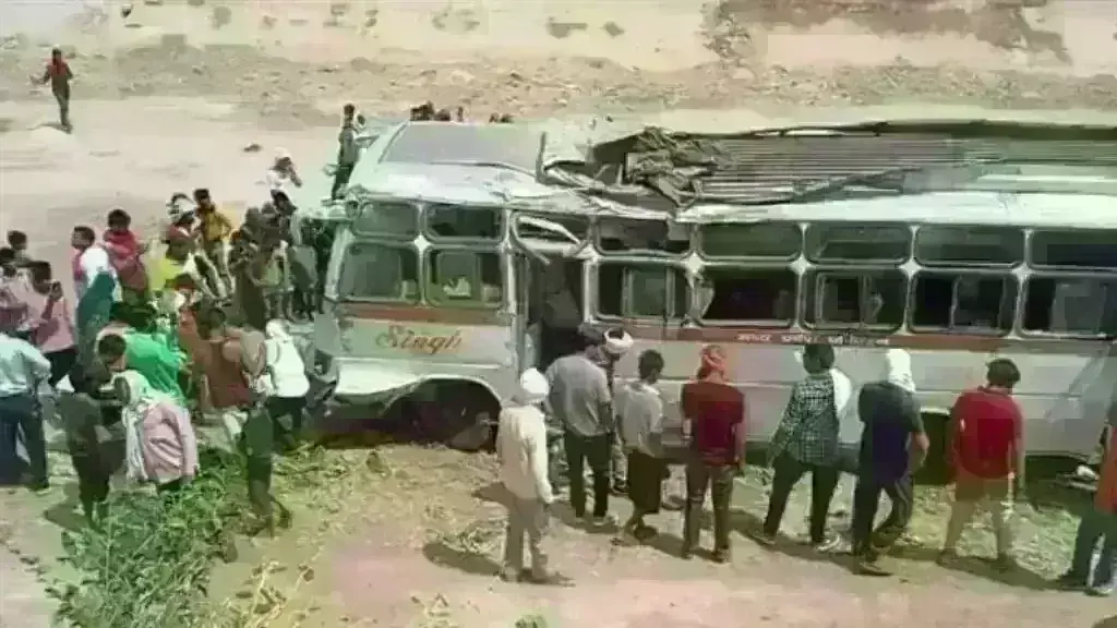 मुरैना में हादसा, लगुन-फलदान में जा रही बस चंबल नहर में गिरी, दादा-नाती की मौत मुरैना में हादसा, लगुन-फलदान में जा रही बस चंबल नहर में गिरी, दादा-नाती की मौत