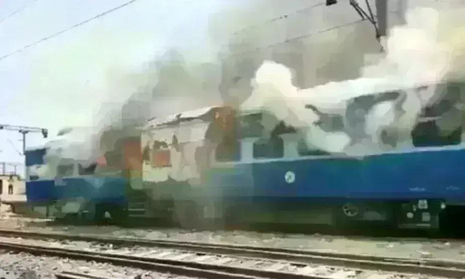 बिहार में सेना नियमों में बदलाव का विरोध हुआ उग्र, चार ट्रेनें जलाई, सड़कों को जाम किया बिहार में सेना नियमों में बदलाव का विरोध हुआ उग्र, चार ट्रेनें जलाई, सड़कों को जाम किया