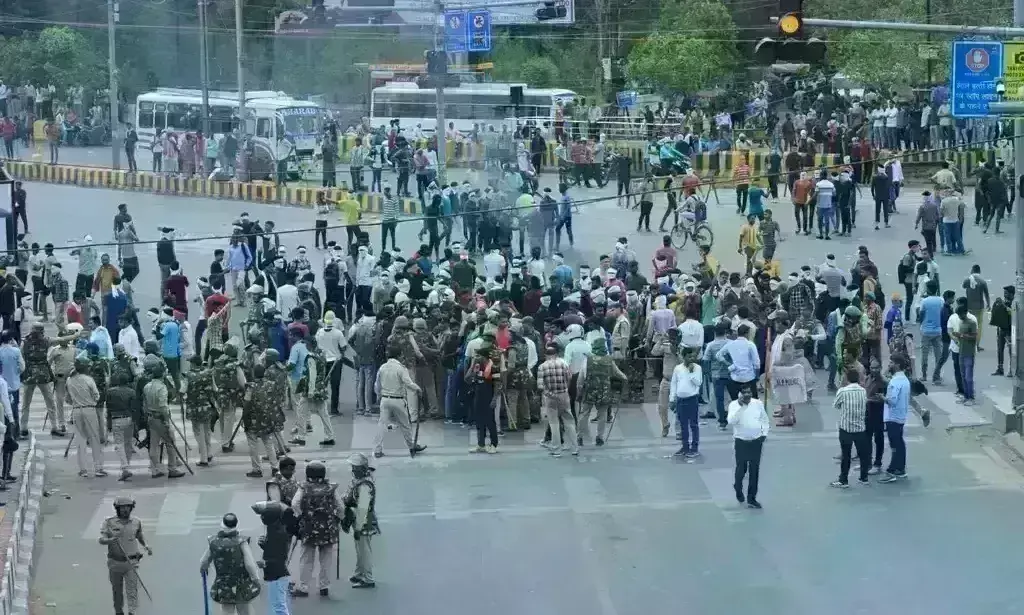 सेना में अग्निपथ भर्ती योजना का विरोध: उपद्रवी छात्रों ने आगजनी, तोडफ़ोड़, पथराव, चक्काजाम