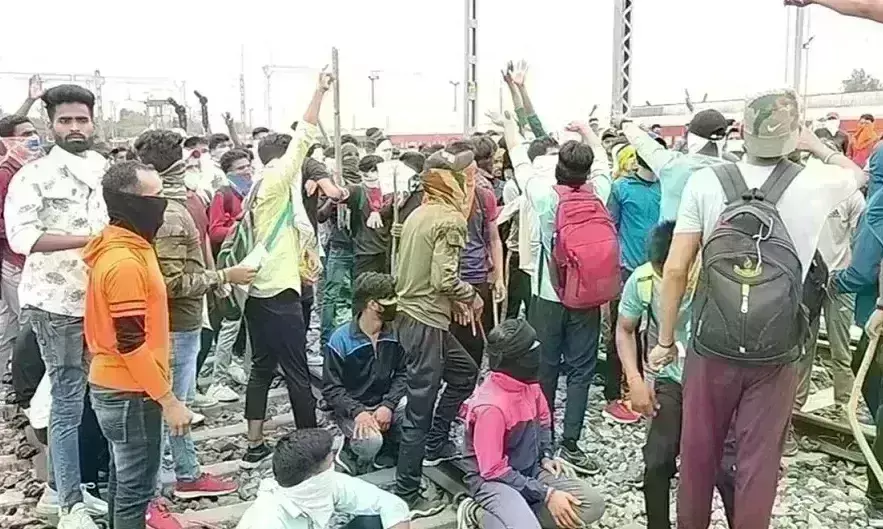 अग्निपथ योजना के विरोध में इंदौर में उपद्रव, पथराव में एसआई घायल, पुलिस ने छोड़े आंसू गैस के गोले