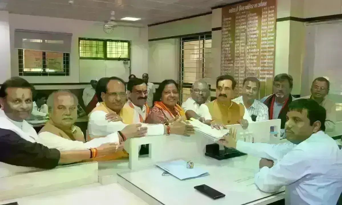 मुख्यमंत्री और प्रदेश अध्यक्ष के साथ महापौर प्रत्याशी सुमन शर्मा ने जमा किया नामांकन मुख्यमंत्री और प्रदेश अध्यक्ष के साथ महापौर प्रत्याशी सुमन शर्मा ने जमा किया नामांकन