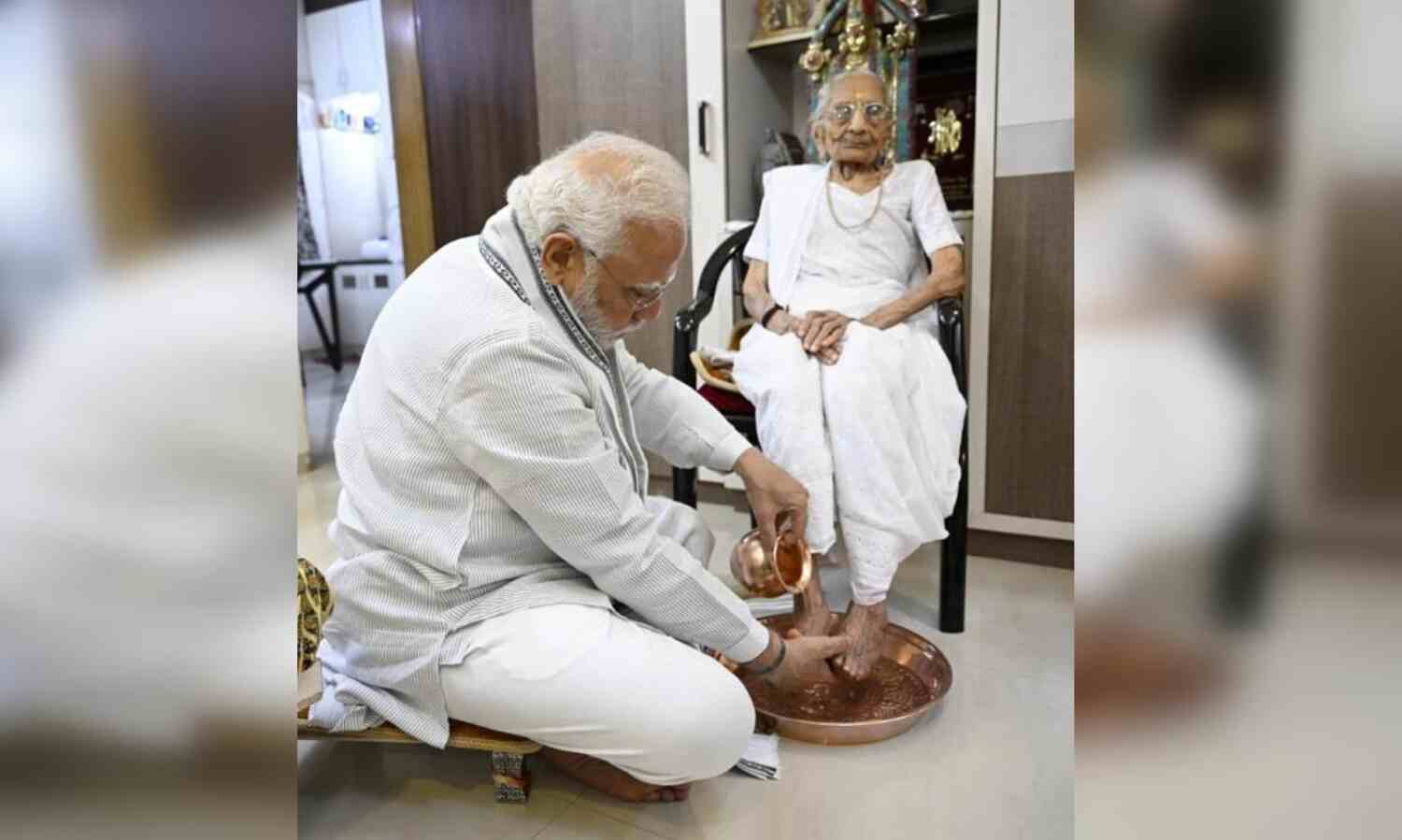 100वें जन्मदिन पर मां हीरा बेन से मिले प्रधानमंत्री मोदी, पैर धोकर लिया आशीर्वाद