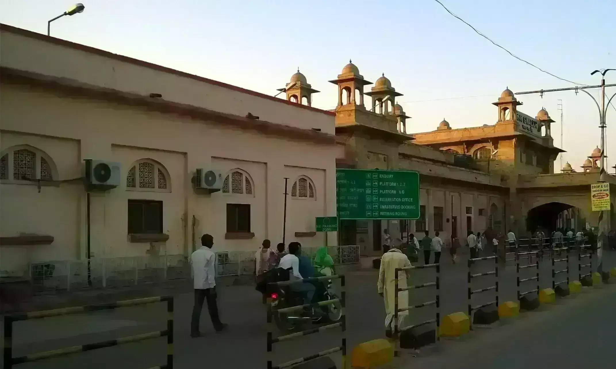 हरे भरे पेड़ों से होगा यात्रियों का स्वागत, स्टेशन पर लगेंगे औषधीय पौधे