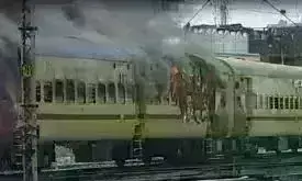 बिहार में फिर मचा बवाल, छात्रों ने रेलवे स्टेशन पर लगाई आग, कैदी वाहन पर हमला