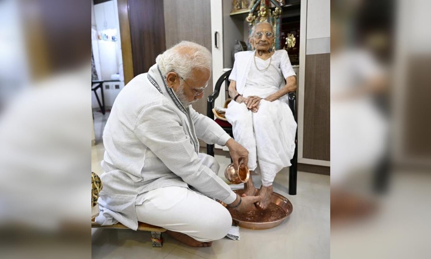 100वें जन्मदिन पर मां हीरा बेन से मिले प्रधानमंत्री मोदी, पैर धोकर लिया आशीर्वाद