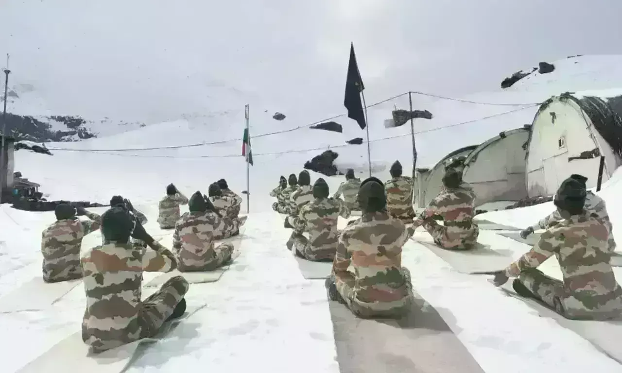 ITBP जवानों ने 14,500 फीट की ऊंचाई पर किया योग, दिया निरोग रहने का संदेश