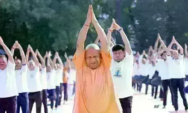 मुख्यमंत्री योगी आदित्यनाथ ने किया योग, दिया शरीरमाद्यं खलु धर्मसाधनम् का मंत्र
