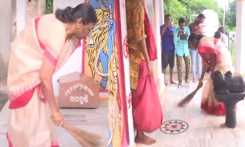 राष्ट्रपति उम्मीदवार द्रौपदी मुर्मू को मिली जेड श्रेणी की सुरक्षा, शिव मंदिर में पूजन से पहले लगाई झाड़ू