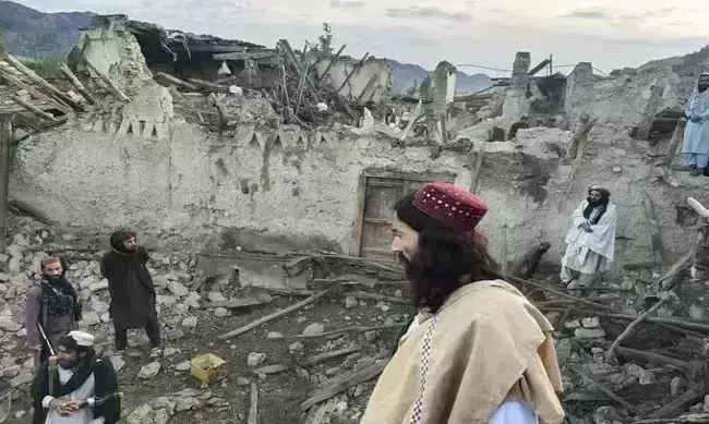अफगानिस्तान से पाकिस्तान तक कांपी धरती, भूकंप से 300 लोगों की मौत