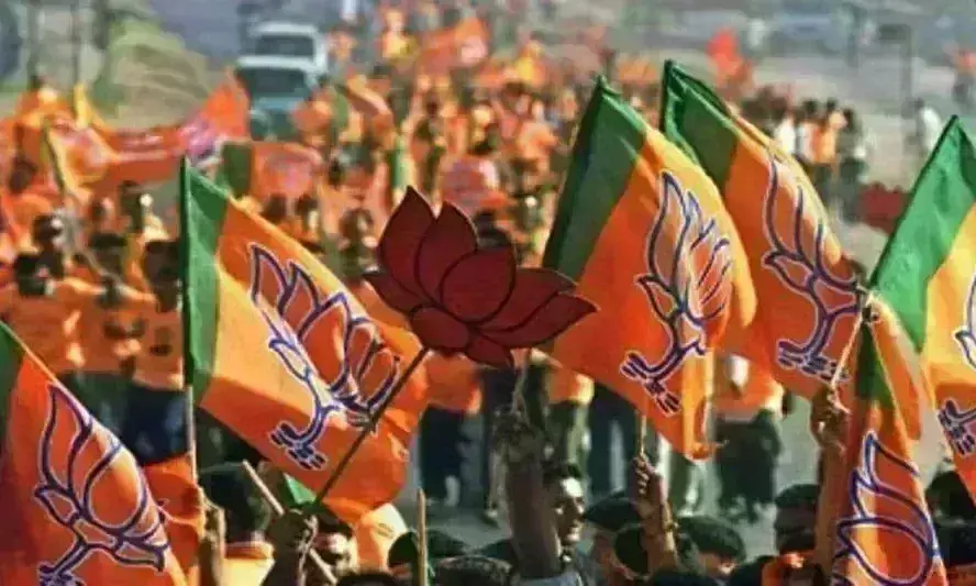 ग्वालियर में शुरू हुआ चुनाव प्रचार, बुजुर्ग के छू रहे पैर, हमउम्र मतदाता को लगा रहे गले ग्वालियर में शुरू हुआ चुनाव प्रचार, बुजुर्ग के छू रहे पैर, हमउम्र मतदाता को लगा रहे गले