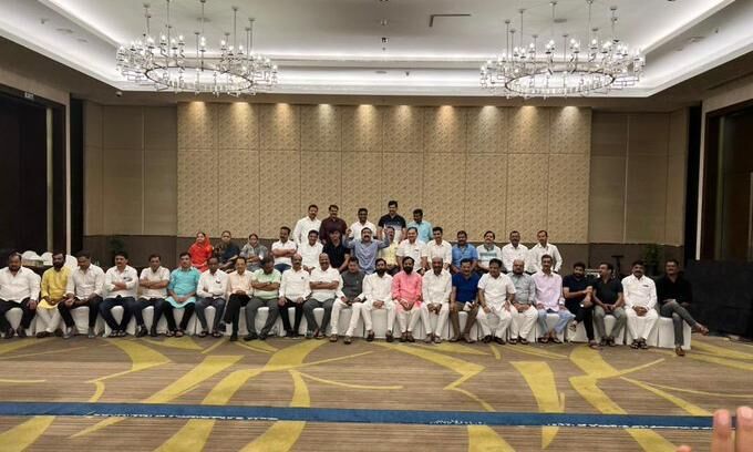 भाजपा ने एकनाथ को दिया ऑफर, उद्धव ठाकरे भी अघाड़ी सरकार से बाहर आने को तैयार