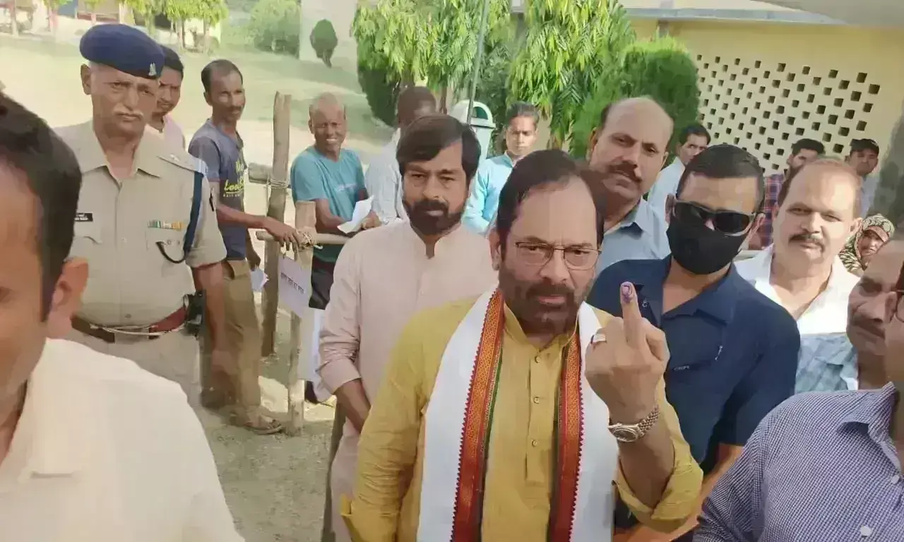 रामपुर और आजमगढ़ में शाम 5 बजे तक 42 फीसदी मतदान, केंद्रीय मंत्री नकवी ने डाला वोट