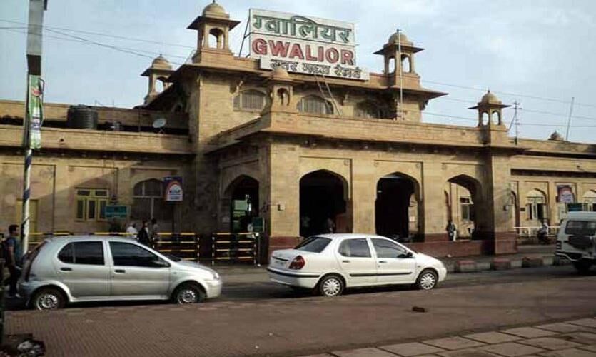 रेलवे लोगों को बता रहा है नियम, मोबाइल में वीडियों दिखाकर कर रहा जागरुक