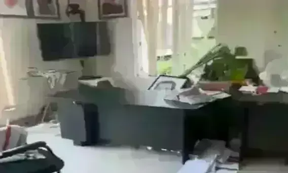 राहुल गांधी के वायनाड ऑफिस में घुसे SFI कार्यकर्ता, जमकर की तोड़फोड़-स्टाफ को मारा राहुल गांधी के वायनाड ऑफिस में घुसे SFI कार्यकर्ता, जमकर की तोड़फोड़-स्टाफ को मारा