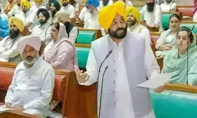 पंजाब विधानसभा में अवैध खनन के मुद्दे पर हंगामा, मंत्री नहीं दे सके सवालों का जवाब पंजाब विधानसभा में अवैध खनन के मुद्दे पर हंगामा, मंत्री नहीं दे सके सवालों का जवाब