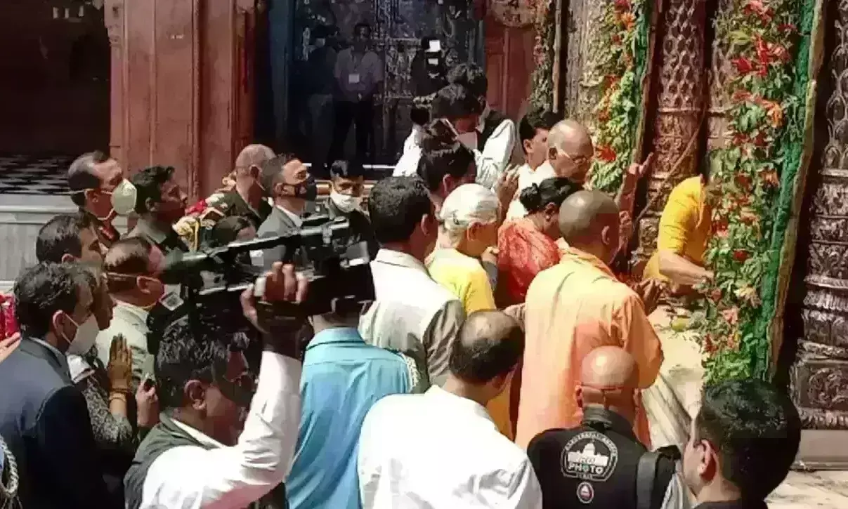 राष्ट्रपति ने बांकेबिहारी के किए दर्शन, निराश्रित महिलाओं से की चर्चा