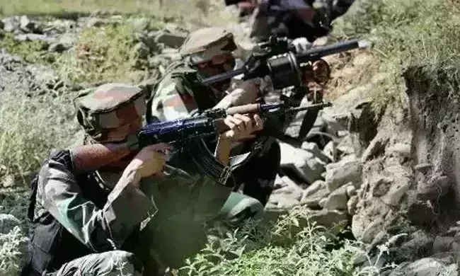 कुलगाम में सुरक्षाबलों और आतंकियों के बीच मुठभेड़, दो आतंकी मारे गए